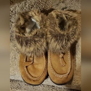 Womens slippers.  Combine w other 9.5 sz slippers i have = 33$.  You'll be set!